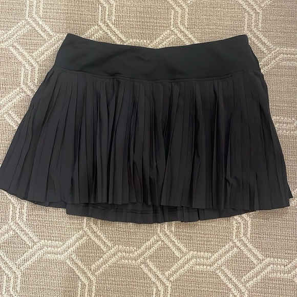 lululemon athletica Dresses & Skirts - Like new black lululemon pleat to street skirt size 6